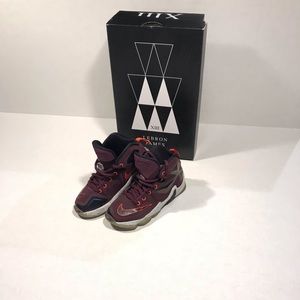 NIKE LEBRON XIII SNEAKER
